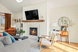 Smart TV, fireplace, ping pong, books - Lake View/Pool/Beach/Fire Pit/Game Room (Tobyhanna)