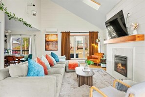 Smart TV, fireplace, ping pong, books - Lake View/Pool/Beach/Fire Pit/Game Room (Tobyhanna)