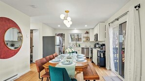 A modern kitchen with a dining area. - Lake View/Pool/Beach/Fire Pit/Game Room (Tobyhanna)