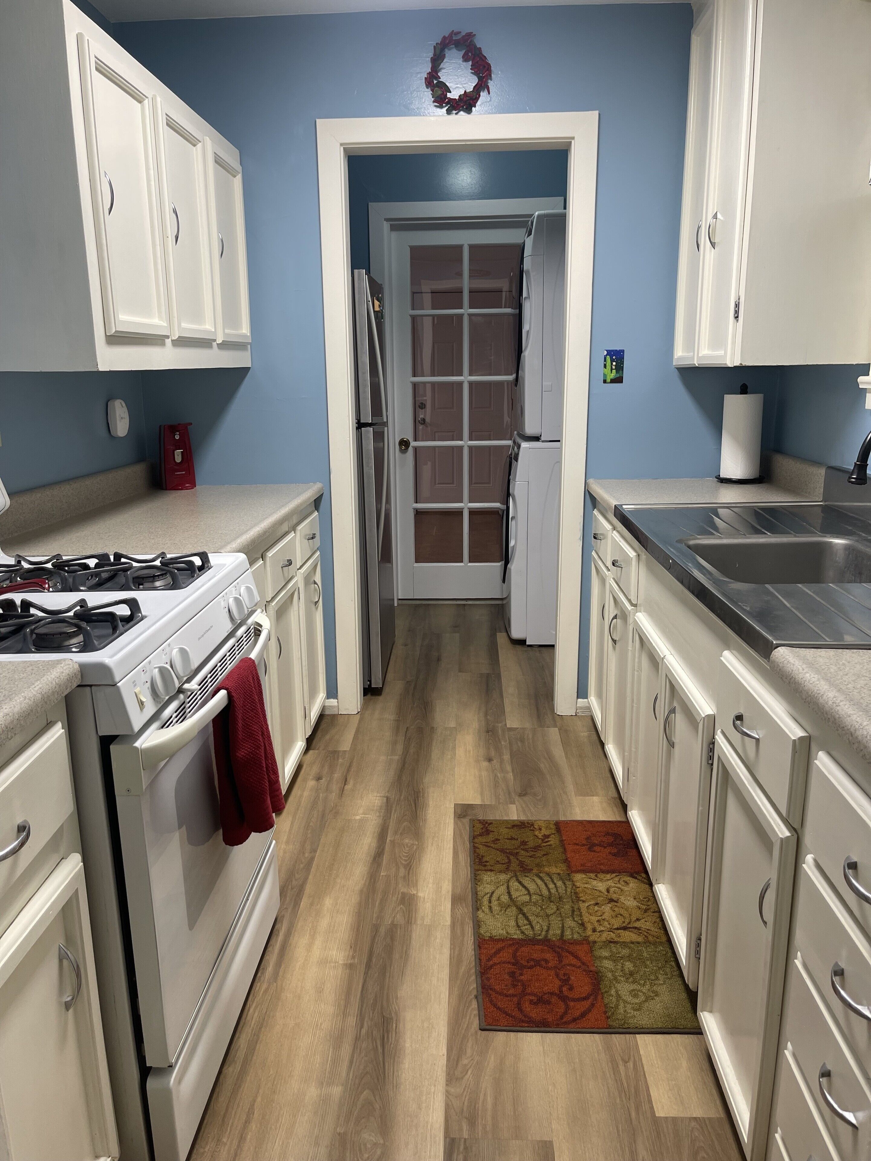 Een microgolfoven, een oven, een kookplaat