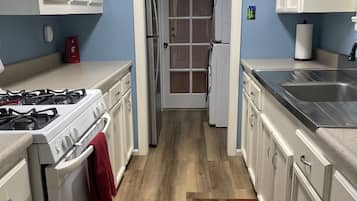 Een microgolfoven, een oven, een kookplaat