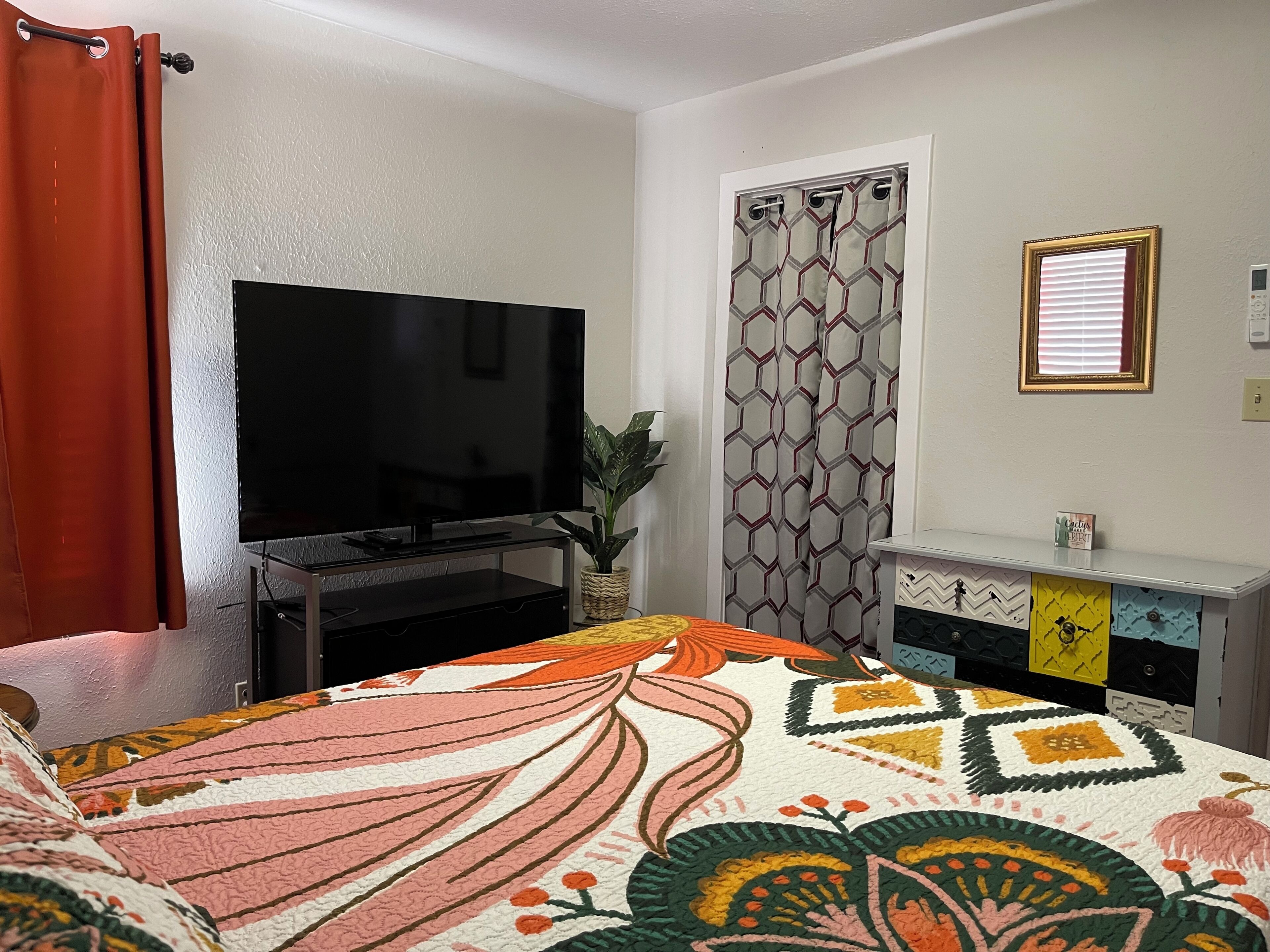 3 bedrooms, desk, iron/ironing board, free WiFi