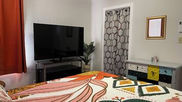 3 bedrooms, desk, iron/ironing board, free WiFi