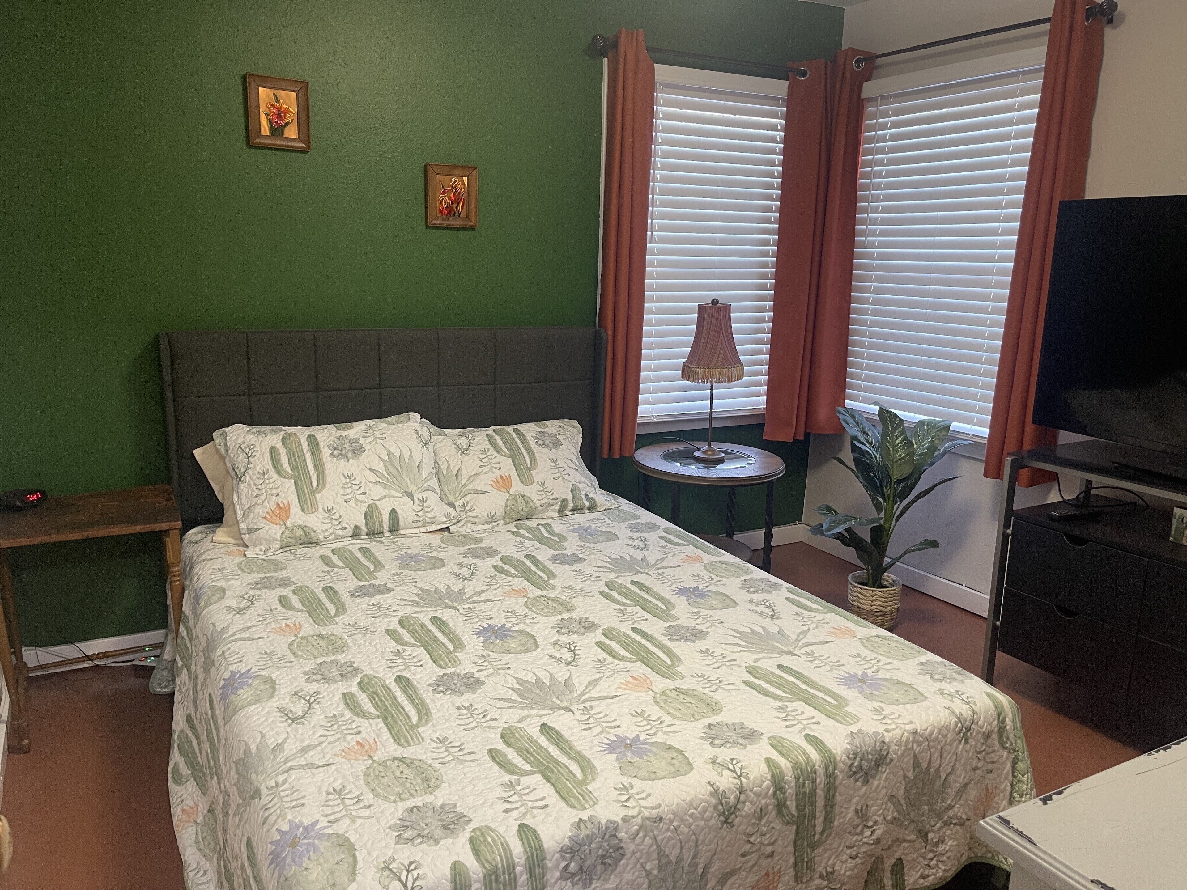 3 bedrooms, desk, iron/ironing board, free WiFi