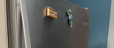 Een roestvrijstalen koelkast met vriesvak, ijsmachine en waterdispenser.