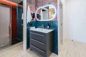 Hair dryer, towels - GRAN VIA capitals, PEKIN (Madrid)