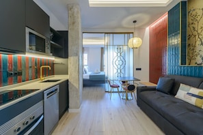 Eine moderne Küche mit Essbereich und Wohnzimmer.