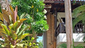 Un chemin menant à un bâtiment doté d’une porte en bois et d’une enseigne indiquant « Portas 63 ».