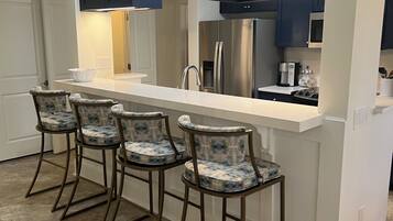 Micro-ondes, four, plaque de cuisson, lave-vaisselle