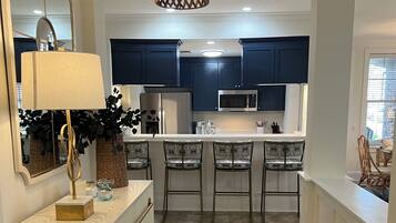 Microondas, horno, parrilla de estufa y lavavajillas