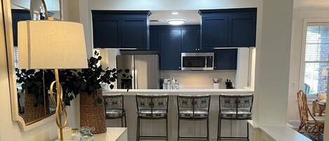 Four Ă micro-ondes, un four, surface de cuisson, lave-vaisselle