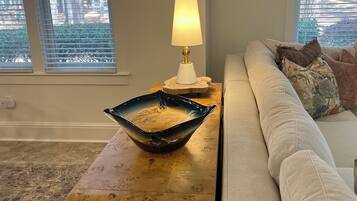 Televisión y chimenea