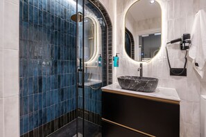 Hair dryer, towels - GRAN VIA capitals, LONDREs (Madrid)