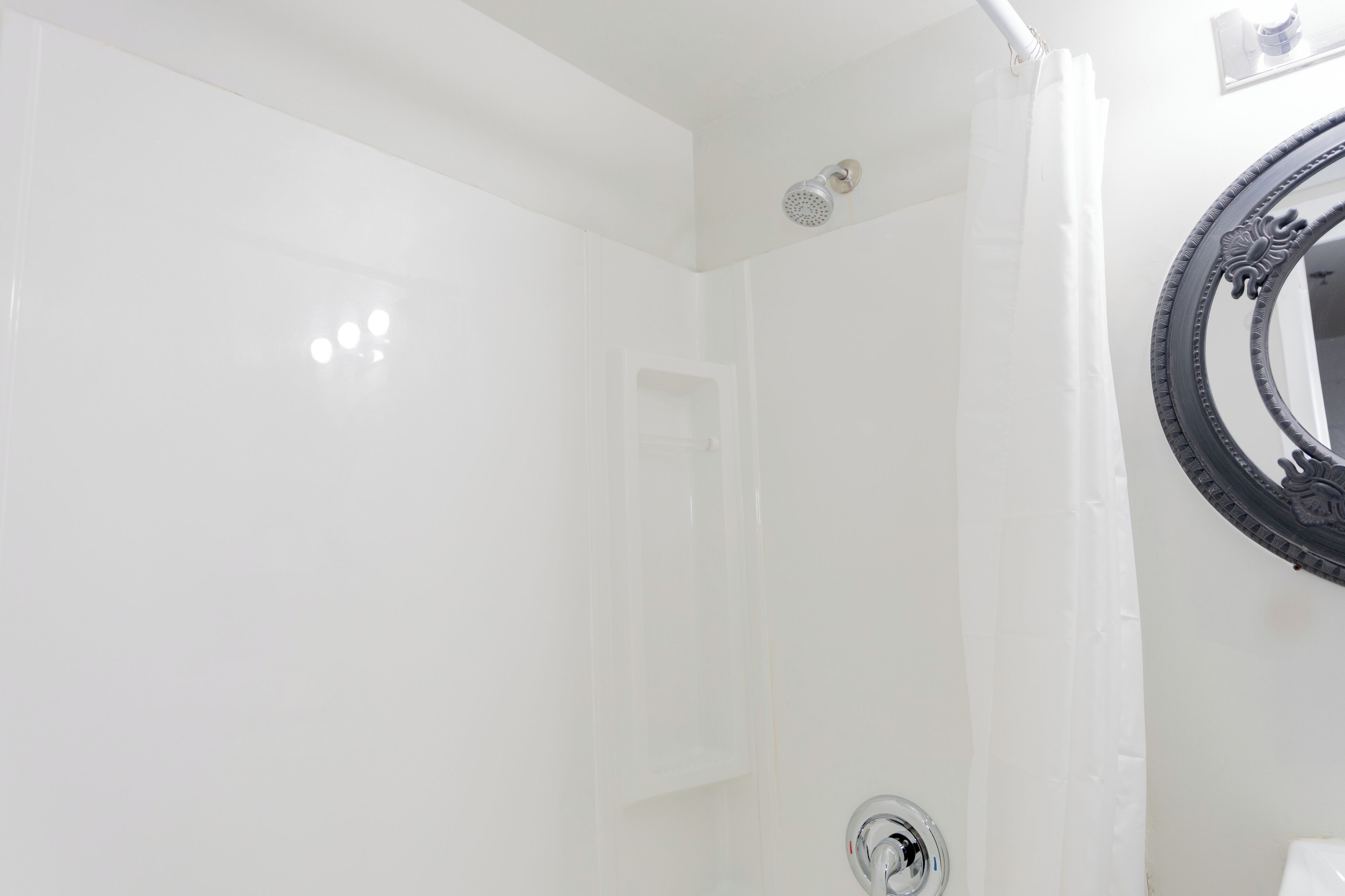 مجففات شعر، صابون، شامبو، ورق حمّام