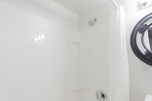 Hårføner, såpe, sjampo og toalettpapir