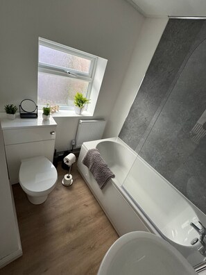 Haartrockner, Handtücher, Toilettenpapier