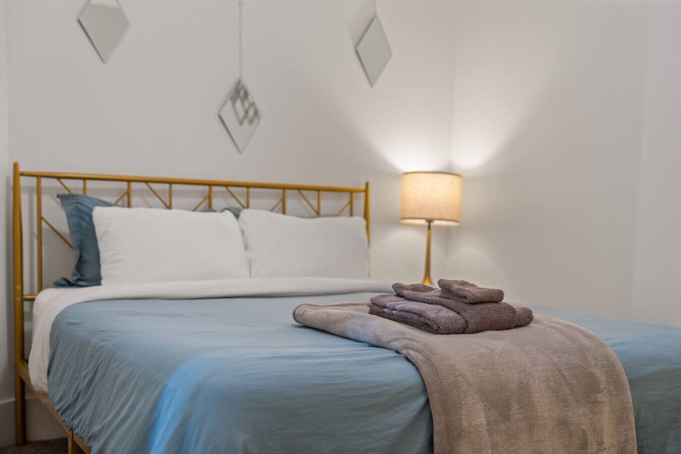 Silitysrauta/-lauta, vauvan matkasänky, Wi-Fi, vuodevaatteet