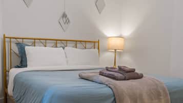 Silitysrauta/-lauta, vauvan matkasänky, Wi-Fi, vuodevaatteet