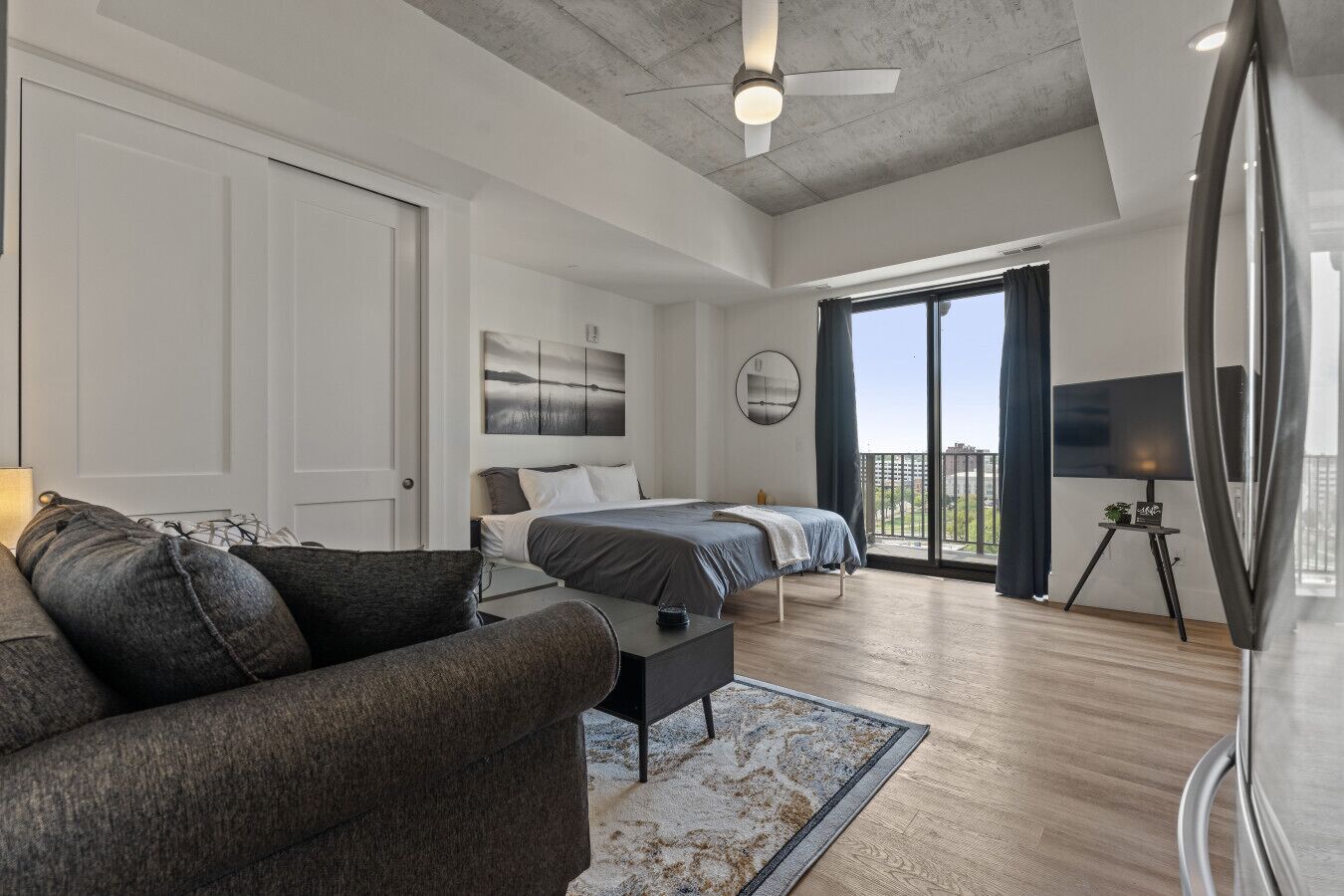 Silitysrauta/-lauta, vauvan matkasänky, Wi-Fi, vuodevaatteet