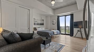 Silitysrauta/-lauta, vauvan matkasänky, Wi-Fi, vuodevaatteet