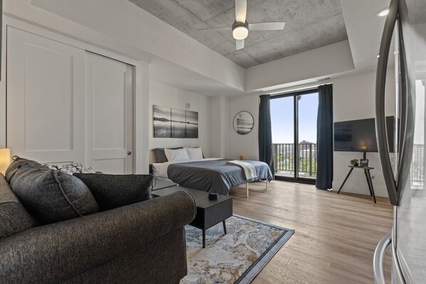 Silitysrauta/-lauta, vauvan matkasänky, Wi-Fi, vuodevaatteet