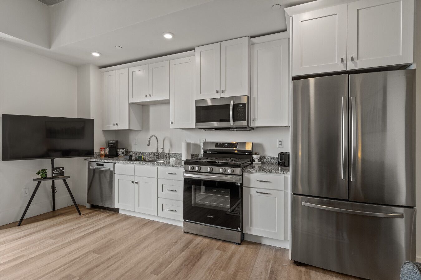 Réfrigérateur, micro-ondes, four, plaque de cuisson