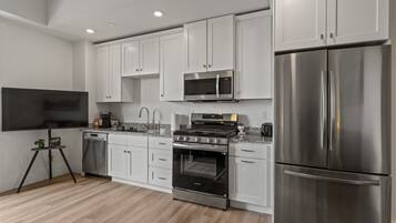 Réfrigérateur, micro-ondes, four, plaque de cuisson