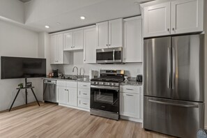 Jääkaappi, mikroaaltouuni, uuni, liesi