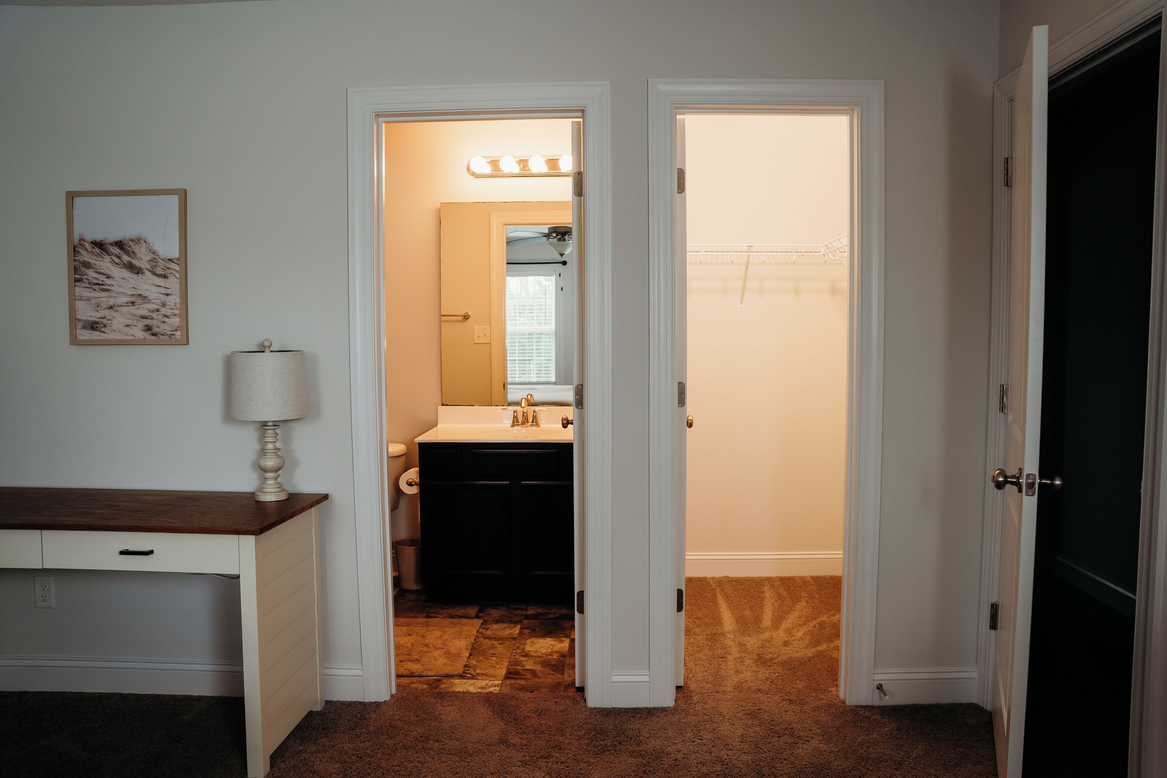 Secador de pelo, toallas, jabón y papel higiénico