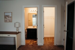 Secador de pelo, toallas, jabón y papel higiénico