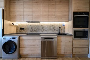 Fridge, microwave, oven, stovetop - GRAN VIA capitals, BRASOv (Madrid)