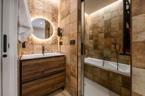 Hair dryer, towels - GRAN VIA capitals, BRASOv (Madrid)