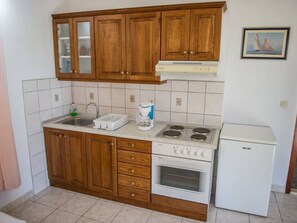 Fridge, oven, cookware/dishes/utensils - Wohnung für 3 Personen Zdravko 1 by Interhome (Rogoznica)