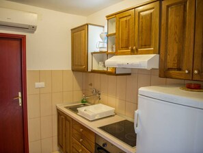 Fridge, oven, cookware/dishes/utensils - Wohnung für 5 Personen Zdravko 4 by Interhome (Rogoznica)