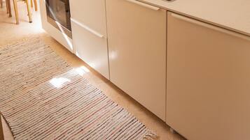Fridge, oven, stovetop, coffee/tea maker
