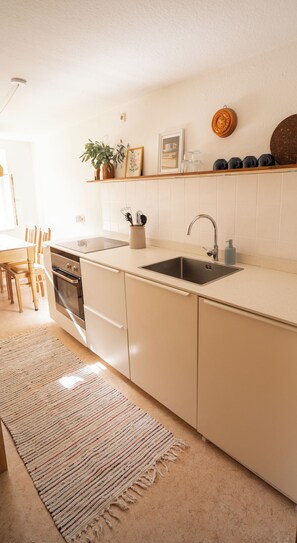 Kühlschrank, Ofen, Herdplatte, Wasserkocher mit Kaffee-/Teezubehör