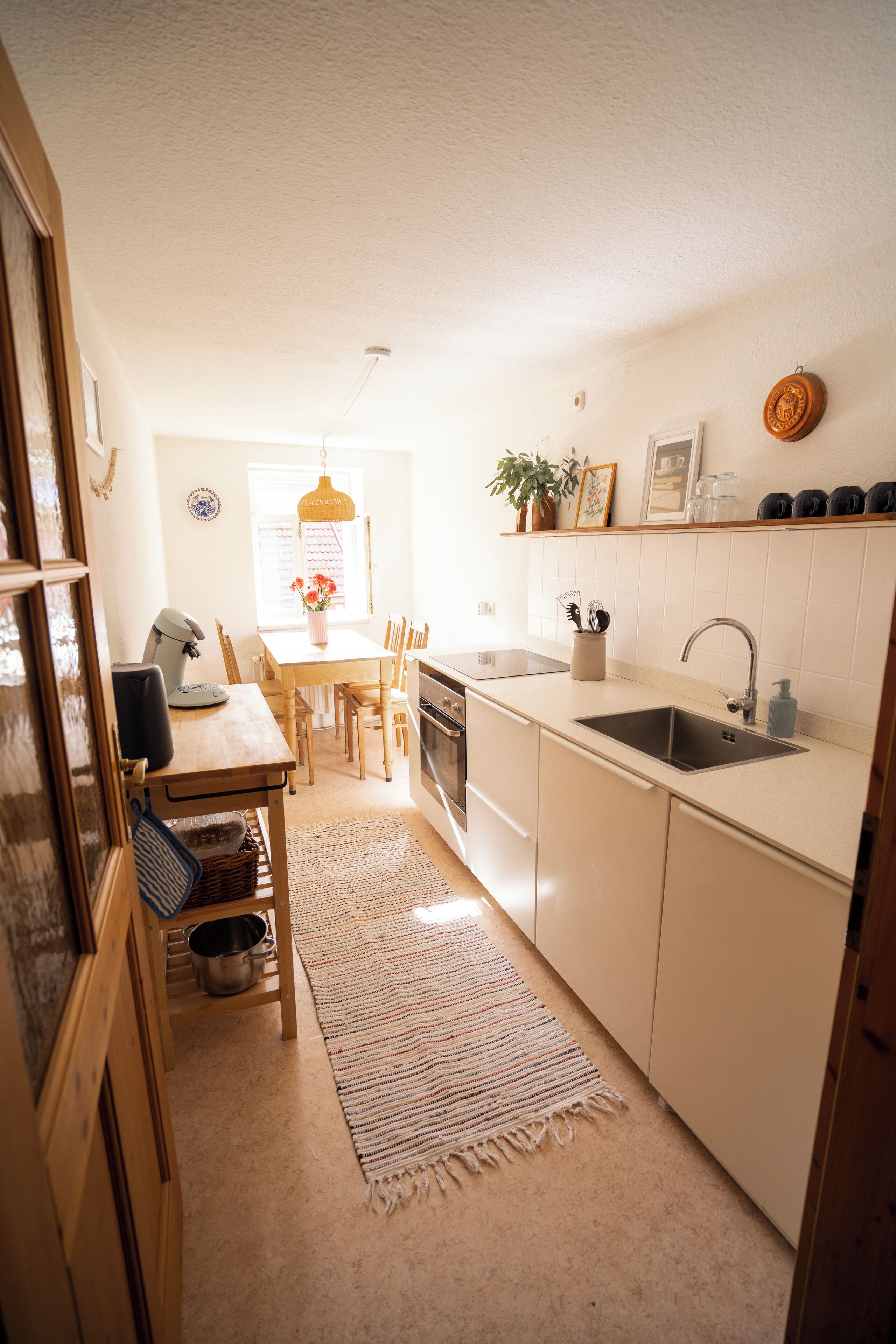 Fridge, oven, stovetop, coffee/tea maker
