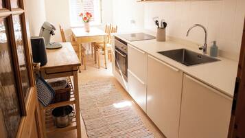 Fridge, oven, stovetop, coffee/tea maker