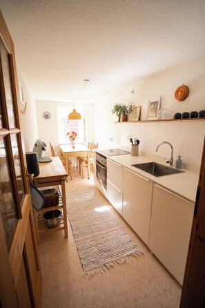 Kühlschrank, Ofen, Herdplatte, Wasserkocher mit Kaffee-/Teezubehör