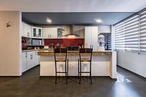 Microwave, oven, stovetop, coffee/tea maker - Del Valle Getaway: Workspace and  Secure Parking (Mexico City)