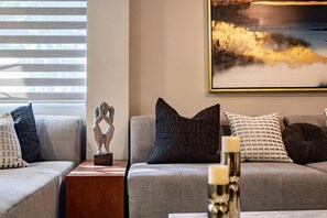 TV - Del Valle Getaway: Workspace and  Secure Parking (Mexico City)