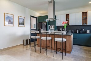 Kühlschrank, Mikrowelle, Herdplatte, Wasserkocher mit Kaffee-/Teezubehör