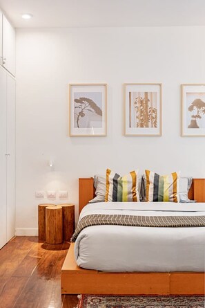 5 Schlafzimmer, Schreibtisch, Bügeleisen/Bügelbrett, WLAN