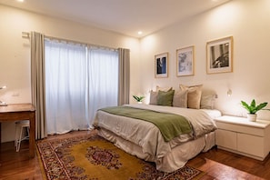 5 bedrooms, desk, iron/ironing board, WiFi