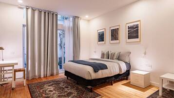 Desk, iron/ironing board, WiFi, bed sheets