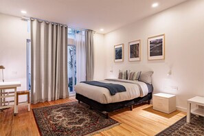 Escritorio, tabla de planchar con plancha, wifi y ropa de cama