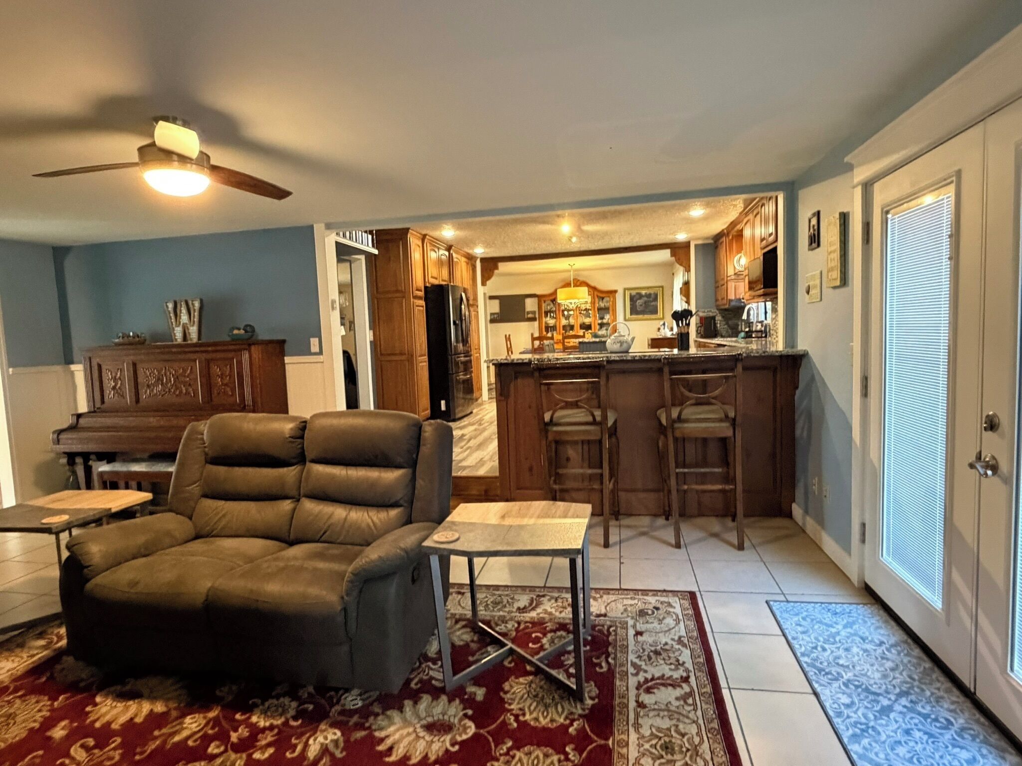 Smart-TV, DVD-spiller, bøker og filmbibliotek