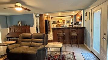 Smart-TV, DVD-spiller, bøker og filmbibliotek