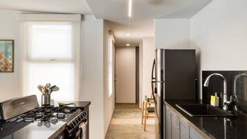 Réfrigérateur, micro-ondes, four, plaque de cuisson