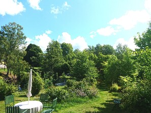 Outdoor dining - Fagerviksvägen 1a 76393 Skebobruk- Stockholm County- lght 50m2 /unique 18th century house (Skebobruk)